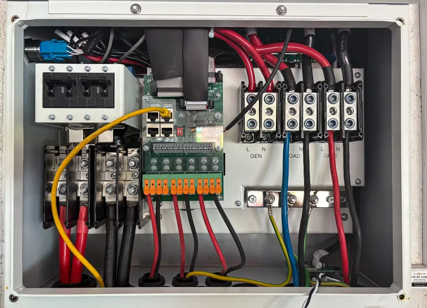 Électricien raccordant un tableau électrique à Chaville (92370)