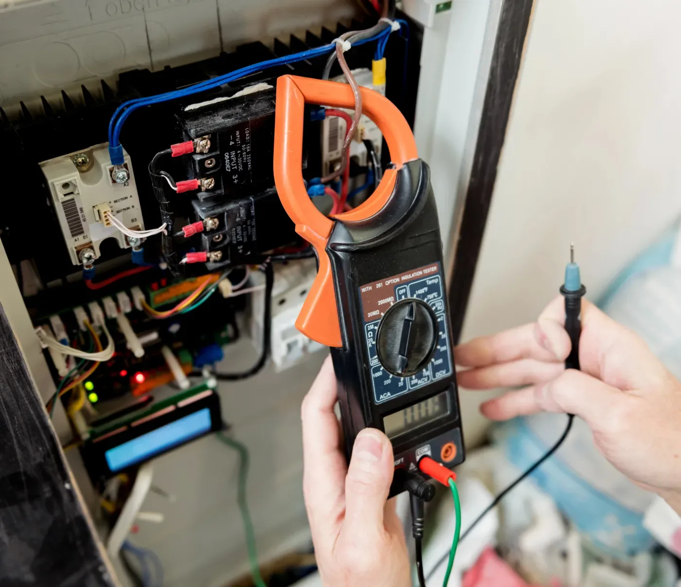 Contrôle des circuits à la pince multimètre lors d'une intervention dans les Hauts-de-Seine